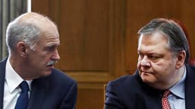 Le Premier ministre socialiste grec Georges Papandréou (à gauche) a nommé vendredi Evangelos Venizelos (à droite) au poste de ministre des Finances. Il récupère le portefeuille auparavant détenu par Georges Papaconstantinou, architecte de la cure d'austér