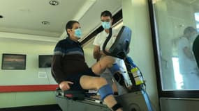 Un patient en rééducation à l'hôpital Édouard-Herriot, à Lyon.
