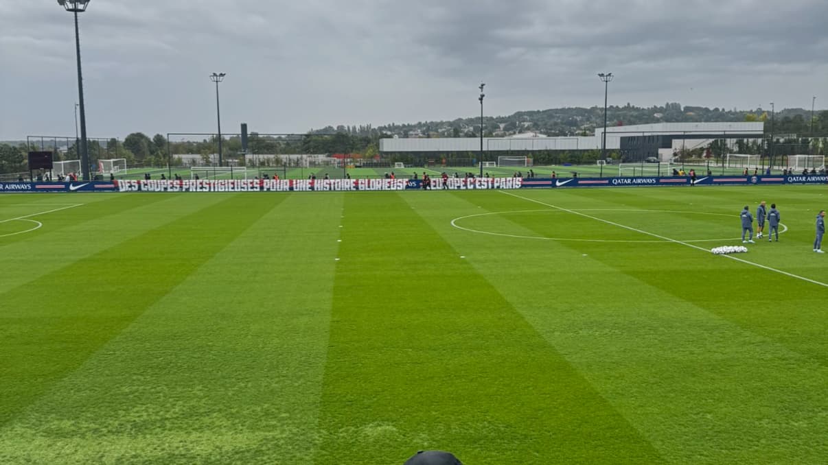 Une banderole à l'entraînement du PSG avant OM-PSG, le 20 septembre 2025 Une banderole à l'entraînement du PSG avant OM-PSG, le 20 septembre 2025
