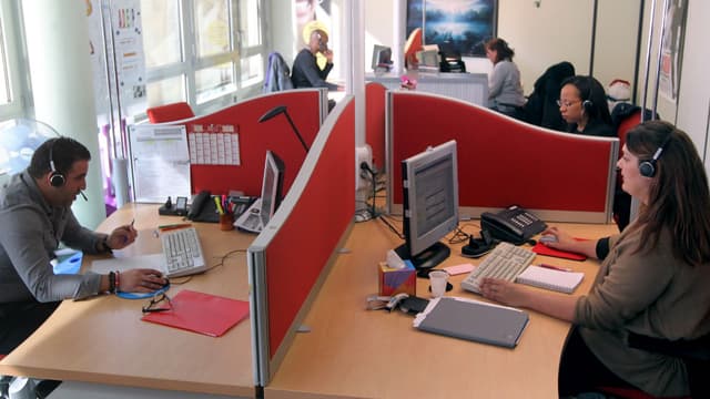 Un centre d'appels d'EDF à Paris, en 2012.