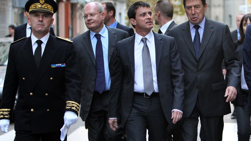 Louis Le Franc (à gauche), alors préfet de Haute-Corse, accompagné par l'ancien ministre de l'Intérieur Manuel Valls (au centre) et par l'ancien maire de Bastia Émile Zuccarelli (à droite).