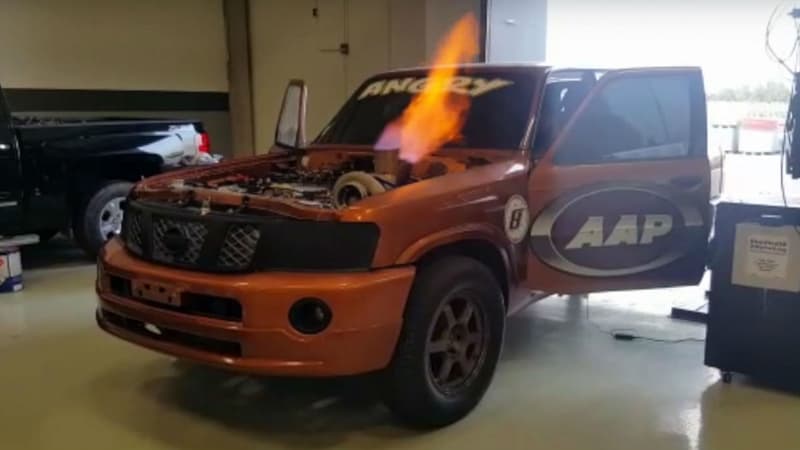 Les flammes impressionnantes qui s'échappent du moteur de ce Nissan Patrol surboosté.