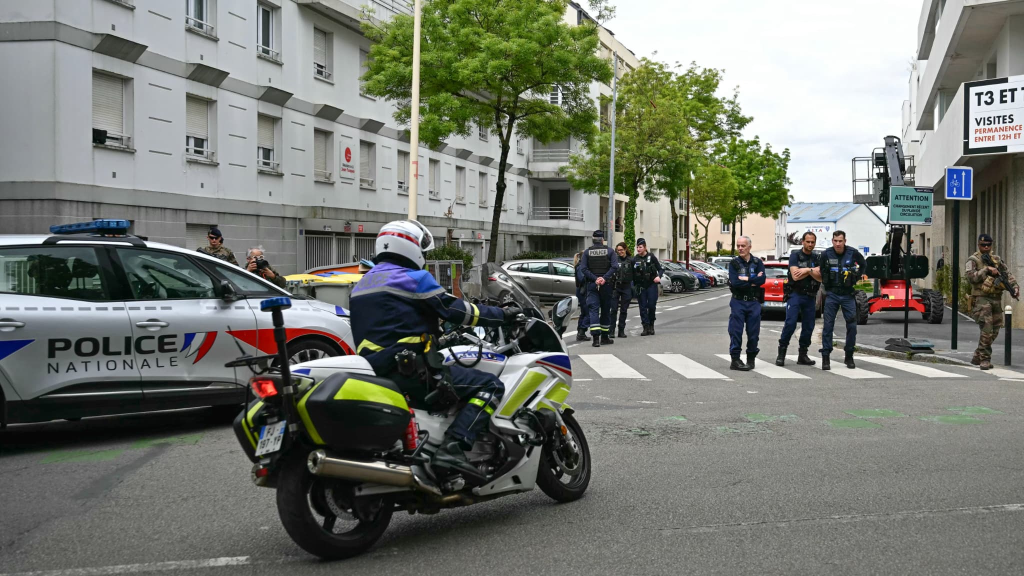 Dispositif de sécurité devant le lycée privé Notre-Dame-de-Toutes-Aides à Nantes, après l'attaque au couteau ayant fait au moins un mort et trois blessés. 