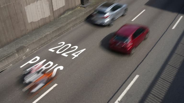 Sur plusieurs axes franciliens dont le périphérique, 185 km de voies sont désormais dédiés aux Jeux Olympiques, les premiers de l'histoire à interdire l'accès en voiture aux sites