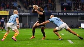 Jonathan Danty tente de passer entre Mathieu Acebes (à gauche) et Jeronimo De La Fuente (à droite)