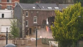 Une maison s'est effondrée dans la commune de Pepinster, en Belgique, en plein pendant une interview télévisée.