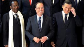 Le président du Mali par interim Dioncounda Traoré, le président français François Hollande et le président de la Commission européenne José Manuel Barroso, à Bruxelles. La communauté internationale a promis environ 3,25 milliards d'euros d'aide au Mali l