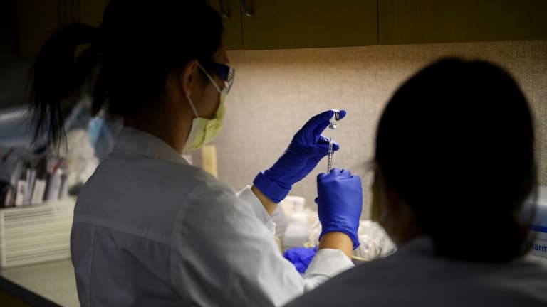 Une infirmière prépare une dose du vaccin Pfizer-BioNTech contre le Covid-19 dans un centre de vaccination à Torrance, le 19 décembre 2020 en Californie