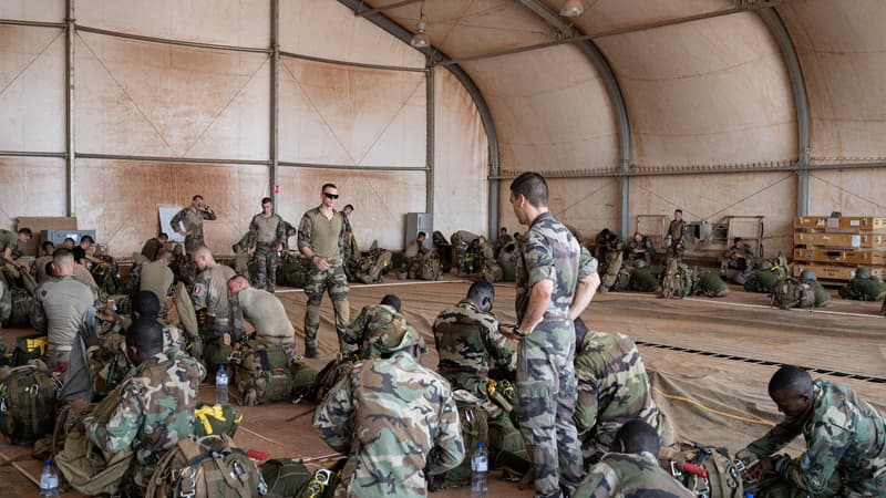 Des soldats français du 2e Régiment Etranger de Parachutistes (2eREP) et des soldats nigériens se préparent à une mission sur la base aérienne française BAP, à Niamey, le 14 mai 2023.