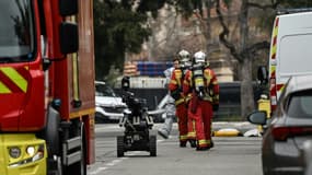 Des marins-pompiers de Marseille arrivent avec un robot démineurs devant le consulat général de Russie à Marseille le 24 février 2025.