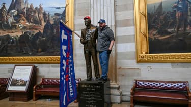 Un partisan de Donald Trump a placé un drapeau en faveur du président sortant sur une statue de la rotonde du Capitole, le 06 janvier 2021