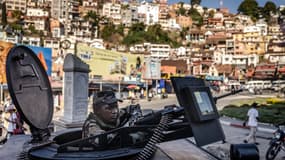 Un membre de l'unité CAPSAT de l'armée malgache conduit un véhicule blindé dans les rues alors qu'ils se dirigent vers le palais présidentiel pour entrer à Antananarivo, le 14 octobre 2025.