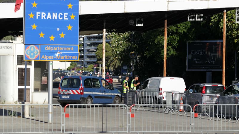 Les gendarmes contrôlent les véhicules à la frontière franco-italienne. (Photo d'illustration)