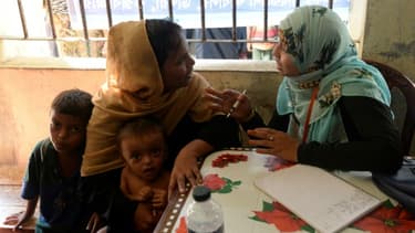 Un réfugiée rohingya discute avec une employée du planning familial bangladais à Palongkhali, au Bangladesh, le 24 octobre 2017