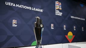 Le trophée de la Ligue des nations en marge d'un tirage au sort en 2023