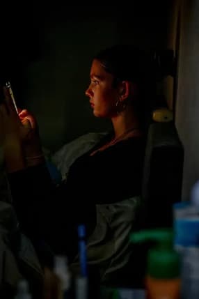 "Un endroit sombre où je me renferme sur moi-même": ces adolescents noyés dans l'algorithme de Tiktok