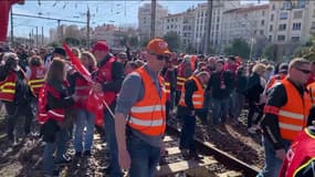 Des manifestants sur les voies de la gare de Toulon, le vendredi 17 mars 2023.