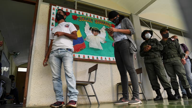 Des électeurs dans un bureau de vote à Caracas, le 6 décembre 2020.