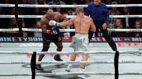 Mike Tyson et Jake Paul sur le ring