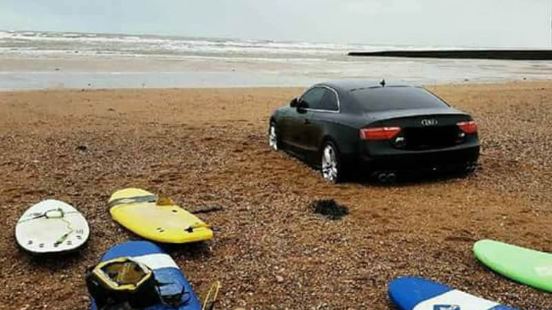 Samedi matin, cette Audi a été découverte par les membres d'une école du surf, ensablée à Olonne-sur-mer, en Vendée.