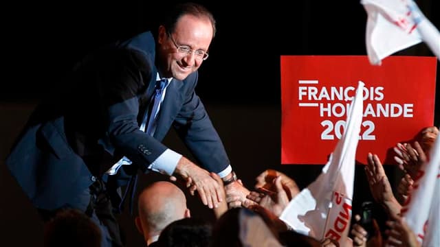 En visite samedi sur l'île de La Réunion, François Hollande a proposé à l'outre-mer "un développement solidaire" et s'en est pris au "désengagement de l'Etat" auquel a conduit, selon lui, la politique ultramarine de son rival Nicolas Sarkozy. /Photo prise