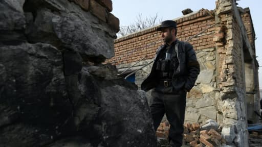 Un Afghan, membre des forces de sécurité, sur le site de l'attentat contre un restaurant à Kaboul, le 2 janvier 2016