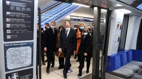 Le Premier ministre Jean Castex (C) et la présidente de la Région Ile-de-France Valérie Pécresse (en manteau orange) inaugurent le prolongement de la ligne 14 du métro, à Paris le 14 décembre 2020
