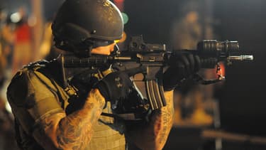 Un policier à Ferguson, dans le Missouri, le 18 août 2014, lors d'une manifestation après la mort de Michael Brown, un adolescent noir abattu par un policier blanc.