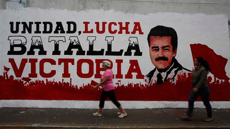 Portrait de Nicolas Maduro à Caracas. Les Vénézuéliens élisent ce dimanche un successeur à Hugo Chavez, mort d'un cancer le 5 mars, et son dauphin Nicolas Maduro, président par intérim, a selon les sondages toutes les chances d'accéder au pouvoir suprême.