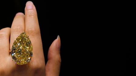 Un diamant jaune de 110,03 carats, estimé entre onze et quinze millions de dollars (8,3 à 11,3 millions d'euros), sera proposé aux enchères le 15 novembre chez Sotheby's à Genève. Le record mondial pour un diamant jaune de taille poire se situe actuelleme