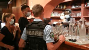 Un gendarme contrôle le port obligatoire du masque dans un bar d'Argelès-sur-Mer, le 13 août 2020.