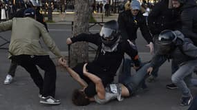 Des policiers procèdent à une arrestation de manifestants à la fin de la manifestation contre la loi Travail, le 1er mai dernier à Paris (illustration).