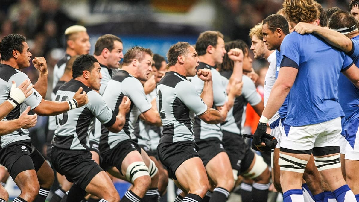 Thierry Dusautoir et les Français (à droite) face au haka des All Blacks lors de la Coupe du monde 2007