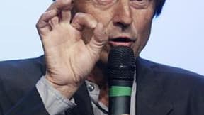 Nicolas Hulot, qui s'est déclaré mercredi candidat à l'élection présidentielle, souhaite rassembler la famille écologiste et n'envisage pas un schisme. /Photo prise le 13 avril 2011/REUTERS/Jacky Naegelen
