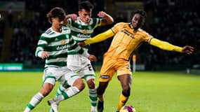 Stephane Omeonga (à droite) au duel avec Jota et Alexandro Bernabei lors d'un match entre Livingston et le Celtic, le 21 décembre 2022.