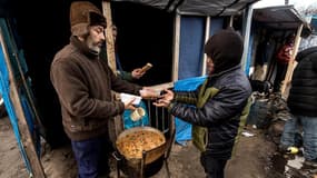 Un bénévole distribue de repas sur le site de la "Jungle" de Calais.