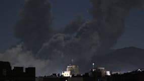 Un panache de fumée s'élève lors d'une frappe américaine sur Sanaa, la capitale du Yémen tenue par les Houthis, le 16 mars 2025.