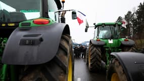 Manifestation d'agriculteurs à  Chilly-Mazarin, dans l'Essonne, sur l'A6, le 1er février 2024
