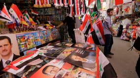 Des affiches à l'effigie du président syrien Bachar al-Assad, candidat à sa réélection, le 1er juin sur un marché de Damas.
