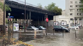 Des pluies diluviennes ont inondé Paris comme ici dans le 15e arrondissement.