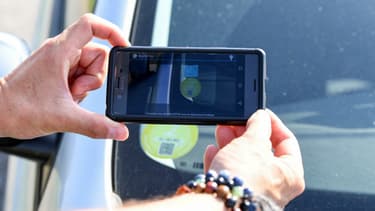 Des policiers en train de contrôler début juillet si les automobilistes disposent des bonnes vignettes Crit'Air pour rouler, lors de l'épisode de circulation différenciée.