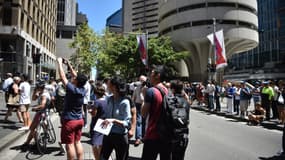 Des passants amassés devant le Café Lindt, alors qu'une prise d'otages se déroule à l'intérieur.