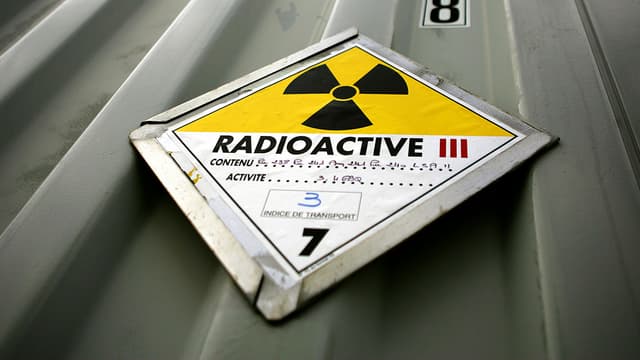 Vue prise le 28 novembre 2005 d'un panneau informant de la radioactivité des colis transportés dans un camion stationnant devant le centre de stockage de déchets radioactifs FMA (faible et moyenne activité).