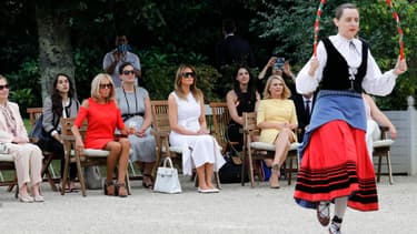 Les conjointes de chefs d'Etat assistent à un spectacle de danse basque, le 25 août à Cambo-les-Bains.