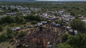 Vue aérienne de la rave-party illégale dans le Lot, le 9 mai 2025