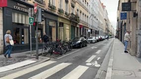 Des places de parking doivent être remplacées par des stationnements vélos et voitures électriques à Lyon. (photo d'illustration)