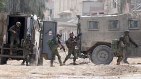 Des soldats israéliens durant un raid au camp de réfugiés Nour Shams, près de la ville de Tulkarem, dans les territoires palestiniens, le 28 août 2024