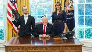Nikos Giannopoulos, aux côtés du président américain Donald Trump et de son épouse Melania, dans le Bureau ovale.