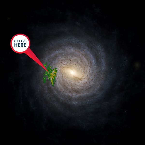 Sur cette image distribuée par l'Agence spatiale européenne (ESA) le 13 juin 2022, une impression artistique de la Voie lactée et, par-dessus, une superposition montrant l'emplacement et la densité d'un échantillon d'étoiles jeunes provenant de la version 3 des données de Gaia (en jaune-vert). Le signe "vous êtes ici" pointe vers le Soleil.