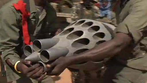 Les soldats maliens récupèrent un lance-roquettes abandonné par les islamistes.